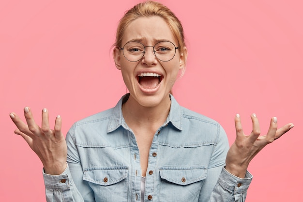 Foto gratuita joven rubia en chaqueta vaquera