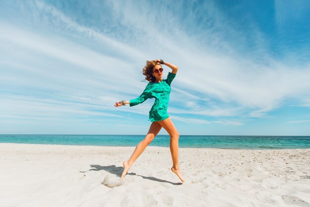 Joven rubia divertirse y disfrutar de sus vacaciones de verano