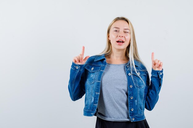 Joven rubia encantadora mujer aislada