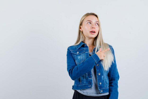 Joven rubia encantadora mujer aislada