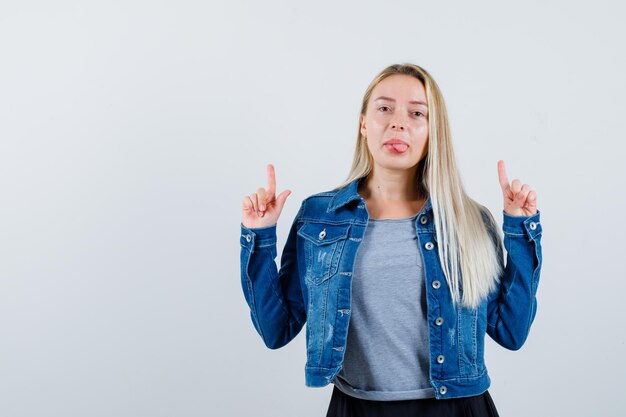 Joven rubia encantadora mujer aislada