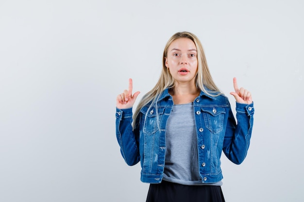 Joven rubia encantadora mujer aislada