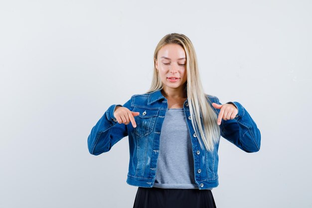 Joven rubia encantadora mujer aislada