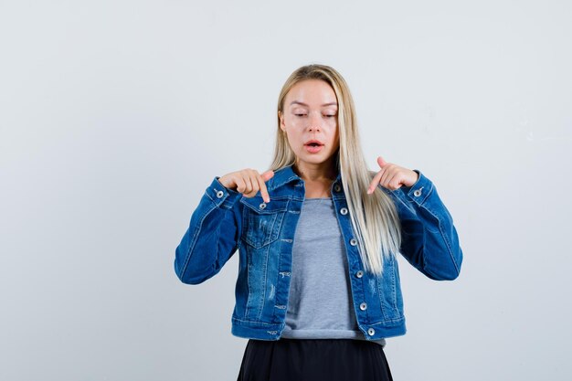 Joven rubia encantadora mujer aislada