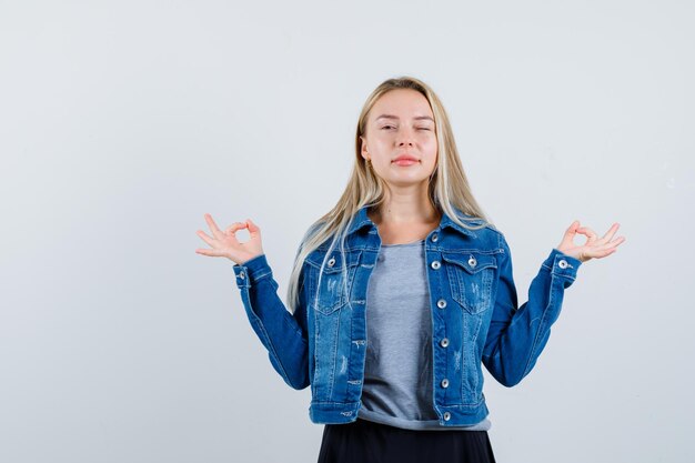 Foto gratuita joven rubia encantadora mujer aislada