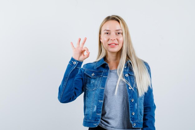 Joven rubia encantadora mujer aislada