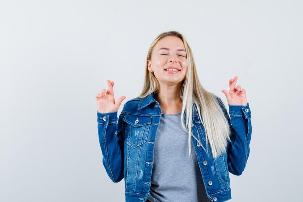 Joven rubia encantadora mujer aislada