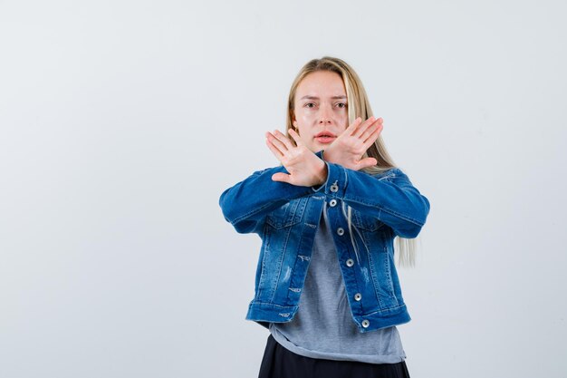 Joven rubia encantadora mujer aislada