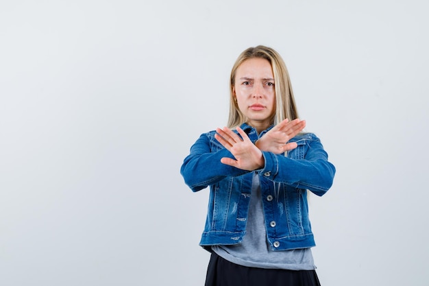 Joven rubia encantadora mujer aislada