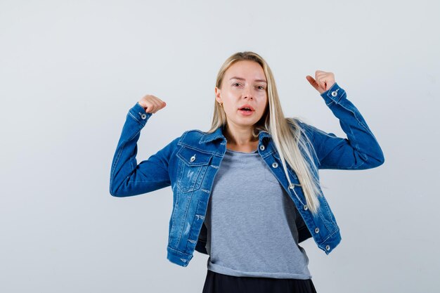 Joven rubia encantadora mujer aislada