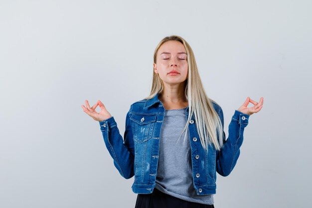 Joven rubia encantadora mujer aislada