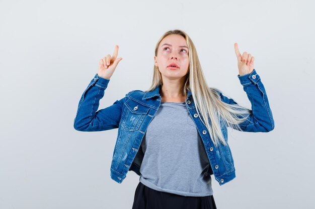 Joven rubia encantadora mujer aislada