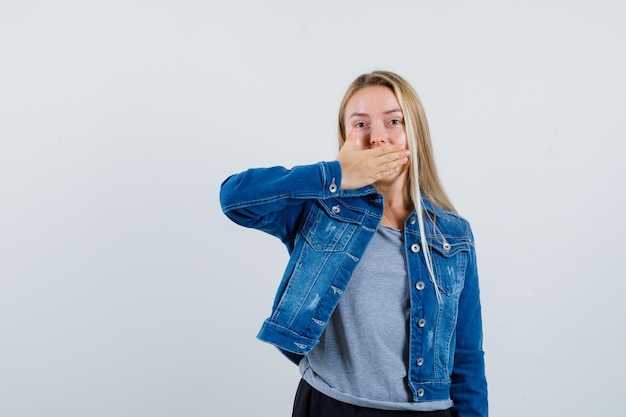 Foto gratuita joven rubia encantadora mujer aislada