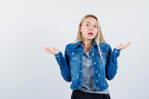 Joven rubia encantadora mujer aislada