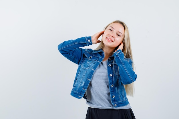 Joven rubia encantadora mujer aislada