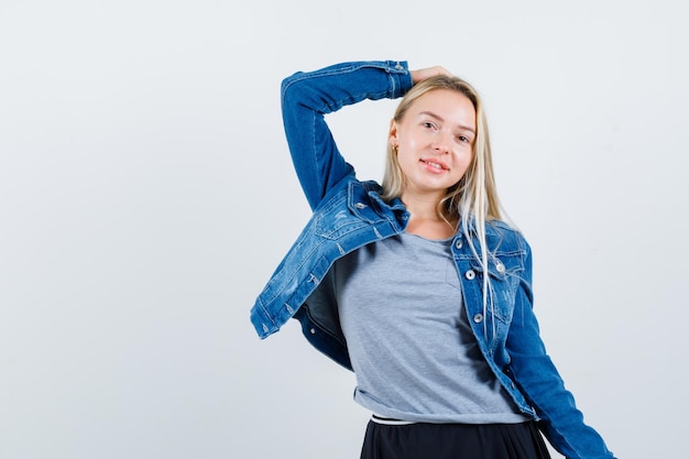 Joven rubia encantadora mujer aislada