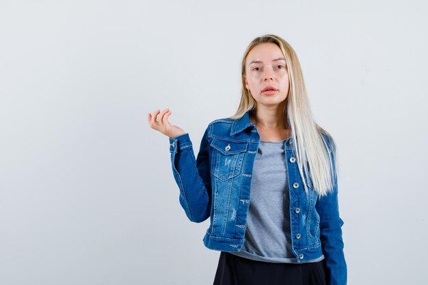 Joven rubia encantadora mujer aislada