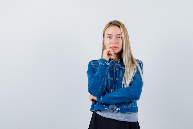 Joven rubia encantadora mujer aislada