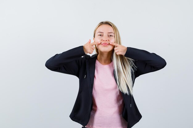 Joven rubia encantadora mujer aislada