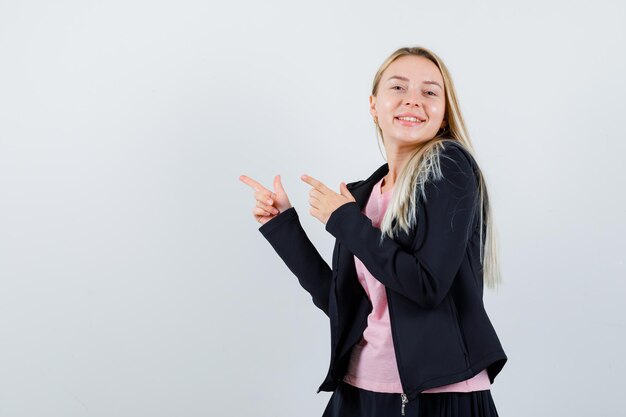 Joven rubia encantadora mujer aislada