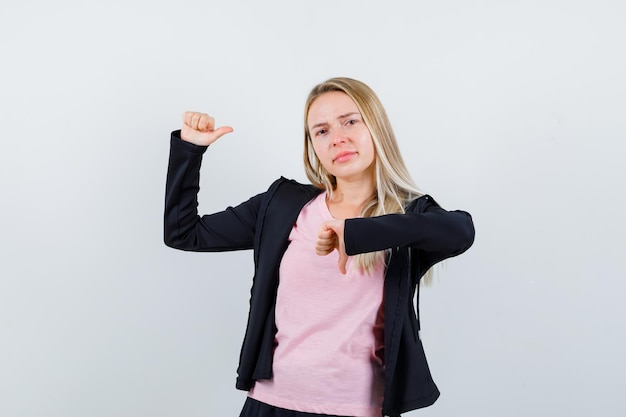 Joven rubia encantadora mujer aislada