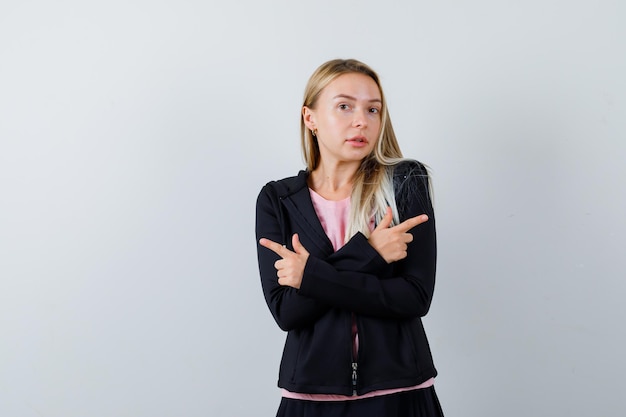 Foto gratuita joven rubia encantadora mujer aislada