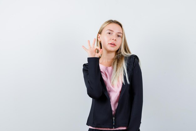 Joven rubia encantadora mujer aislada