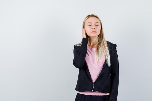 Joven rubia encantadora mujer aislada