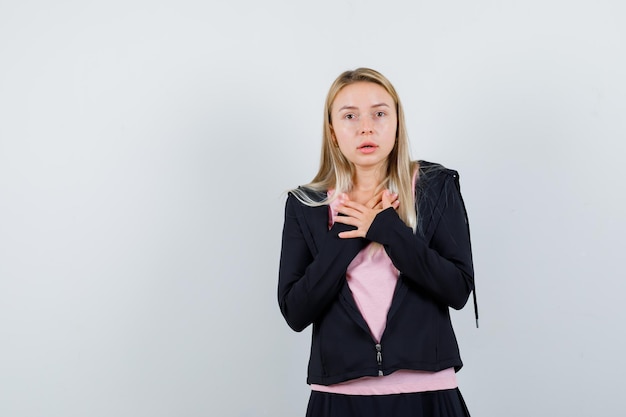 Joven rubia encantadora mujer aislada