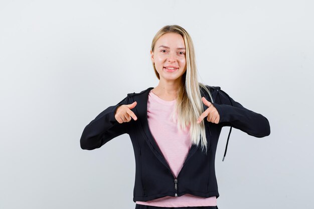 Joven rubia encantadora mujer aislada