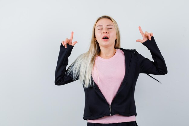 Joven rubia encantadora mujer aislada