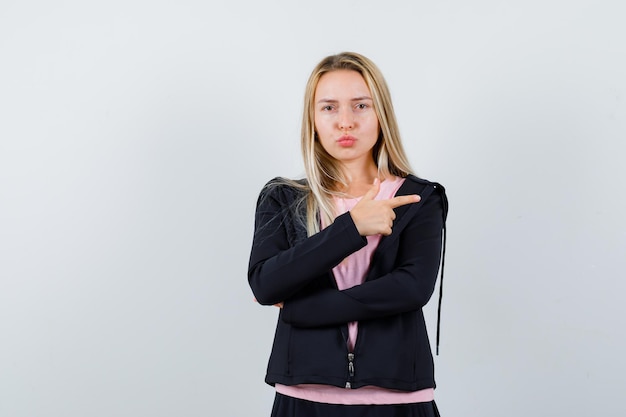 Joven rubia encantadora mujer aislada