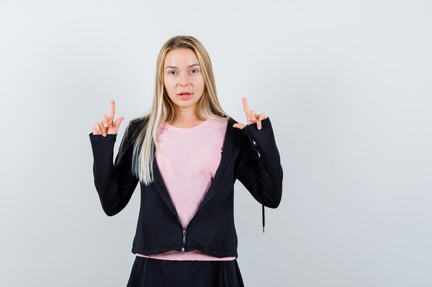 Joven rubia encantadora mujer aislada