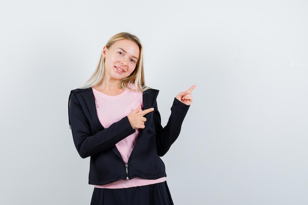 Joven rubia encantadora mujer aislada