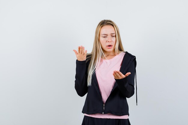 Joven rubia encantadora mujer aislada