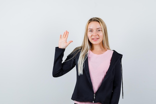 Joven rubia encantadora mujer aislada