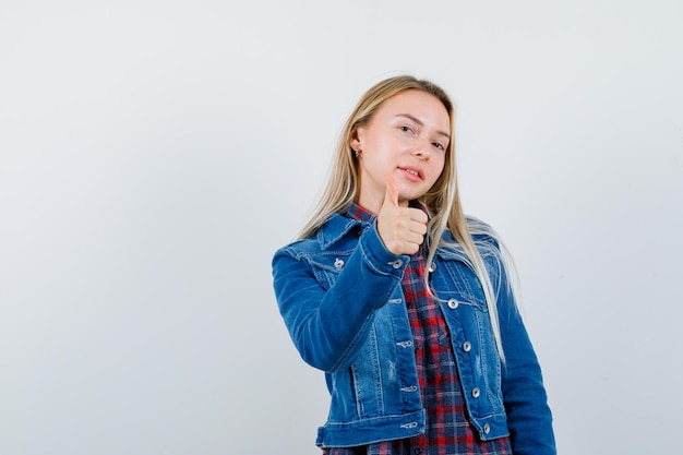 Joven rubia encantadora mujer aislada