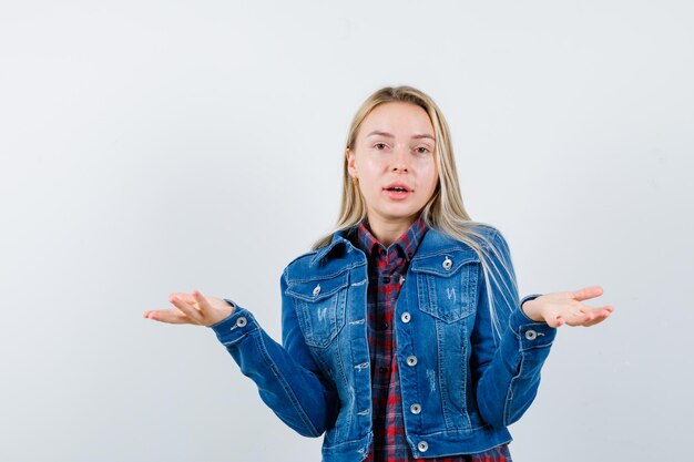 Joven rubia encantadora mujer aislada