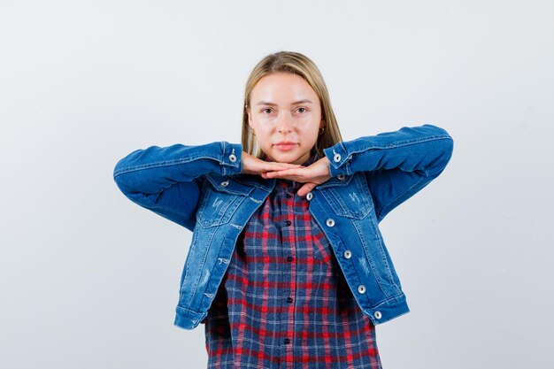 Joven rubia encantadora mujer aislada