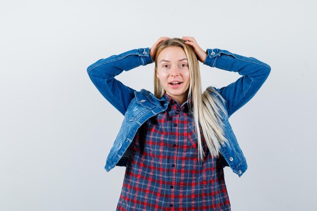 Joven rubia encantadora mujer aislada