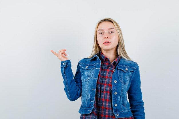 Joven rubia encantadora mujer aislada