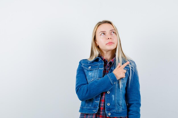 Joven rubia encantadora mujer aislada