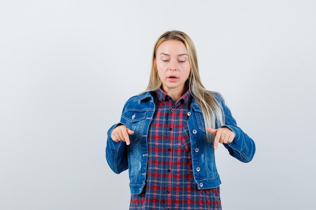 Foto gratuita joven rubia encantadora mujer aislada