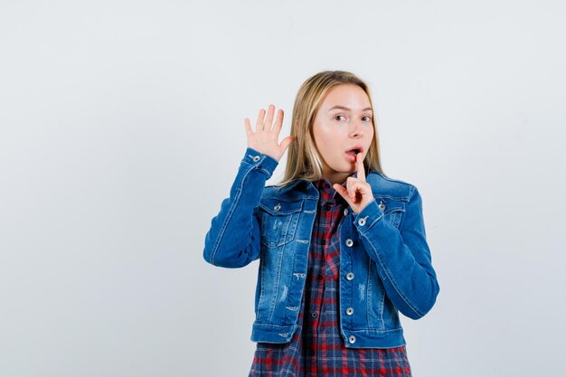 Joven rubia encantadora mujer aislada