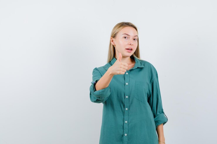 Foto gratuito joven rubia encantadora mujer aislada