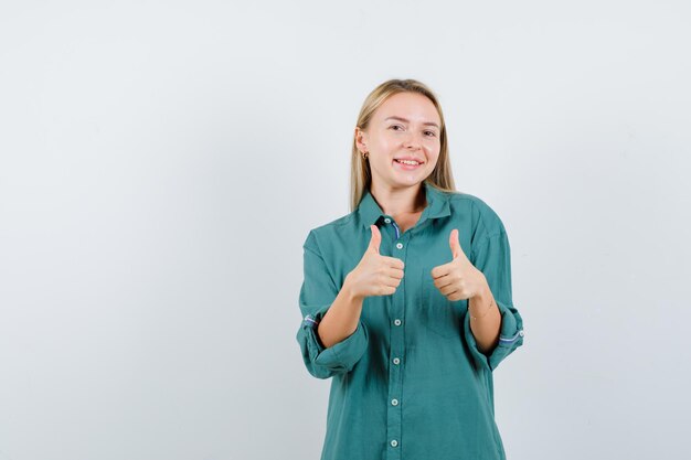 Joven rubia encantadora mujer aislada