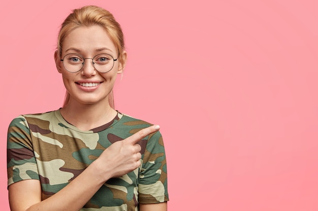 Joven rubia con gafas redondas