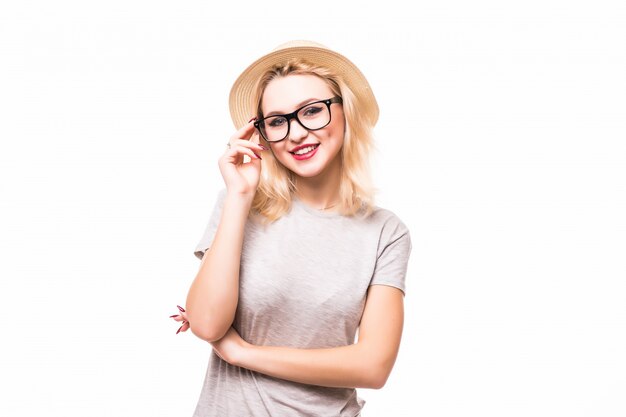 Joven rubia sonriente en gafas transperend aislado en la pared blanca