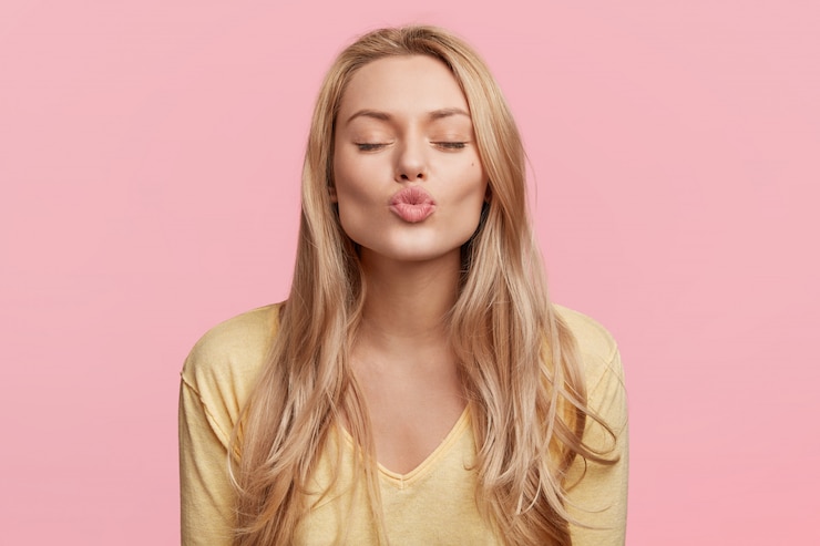 Foto gratuito joven rubia con suéter amarillo