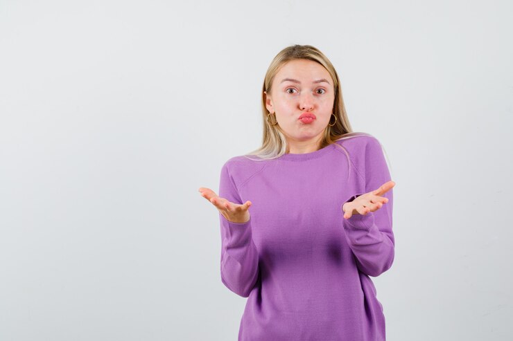 Foto gratuito una joven rubia con un suéter púrpura